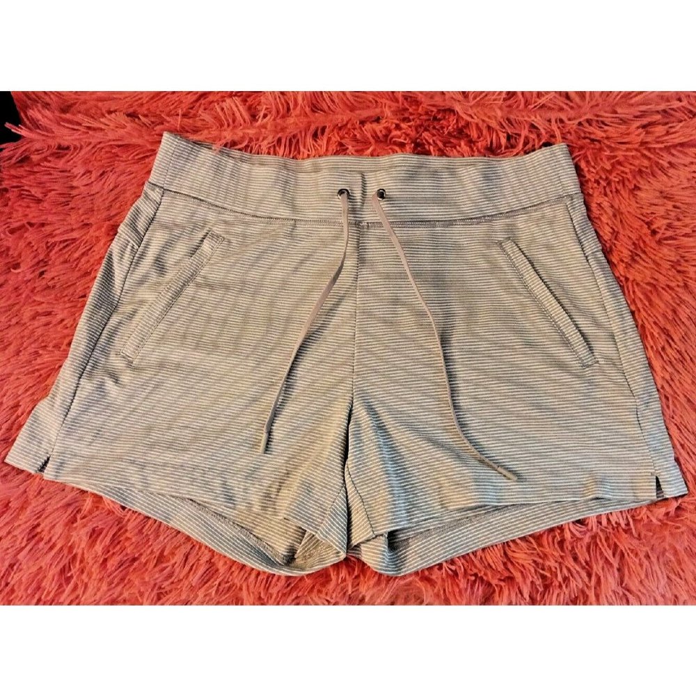 Women's Athleta Striped Gray Modern Metro Shortie Shorts 3 Zip Pockets Medium